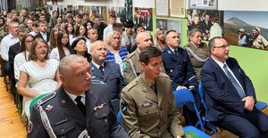 Kierownictwo ostrołęckiej policji wzięło udział w rozpoczęciu roku szkolnego nowo utworzonych klasach mundurowych w Ostrołęce