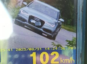 Ekran laserowego miernika prędkości z zarejestrowaną prędkością 102 km/h