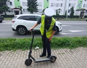 Policjantka kontroluje hulajnogę elektryczną