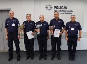 Ostrołęcki policjant ( w środku)  na podium podczas finału Turnieju Służby Dyżurnej 2025