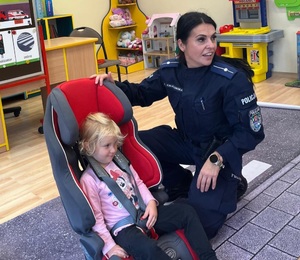 Policjanci edukują dzieci z zakresu bezpieczeństwa