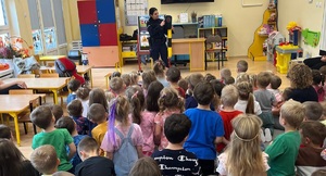 Policjanci edukują dzieci z zakresu bezpieczeństwa