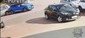 Cofając peugeotem uderzyła w zaparkowanego nissana i odjechała