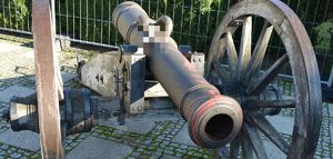 Ostrołęccy policjanci zatrzymali podejrzewanego o pomalowanie zabytku