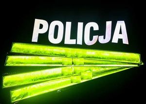 Napis Policja, obok opaski odblaskowe