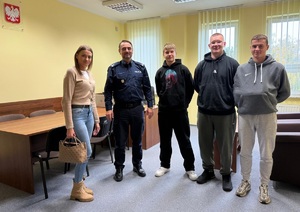 Uczniowie klasy mundurowej w ramach Dnia pracy z policjantem odwiedzili siedzibę KMP w Ostrołęce