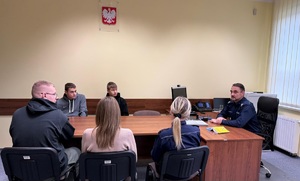 Uczniowie klasy mundurowej w ramach Dnia pracy z policjantem odwiedzili siedzibę KMP w Ostrołęce