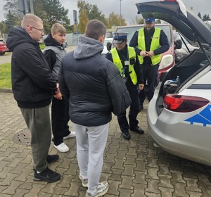 Uczniowie klasy mundurowej w ramach Dnia pracy z policjantem odwiedzili siedzibę KMP w Ostrołęce