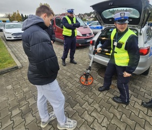 Uczniowie klasy mundurowej w ramach Dnia pracy z policjantem odwiedzili siedzibę KMP w Ostrołęce Data