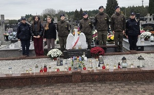 Policjanci z Ostrołęki oddali wspólnie z uczniami klas mundurowych hołd poległym policjantom i żołnierzom