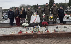 Policjanci z Ostrołęki oddali wspólnie z uczniami klas mundurowych hołd poległym policjantom i żołnierzom