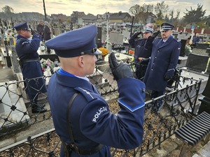 Policjanci oddają hołd na grobie poległych policjantów