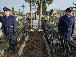 Policjanci oddają hołd na grobie poległych policjantów