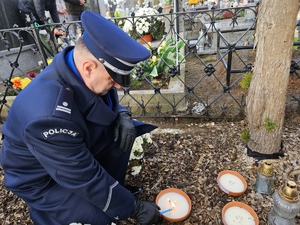 Policjanci oddają hołd na grobie poległych policjantów