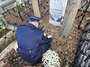 Policjanci oddają hołd na grobie poległych policjantów