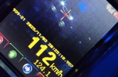 ekran laserowego miernika prędkości z zarejestrowaną prędkością 112