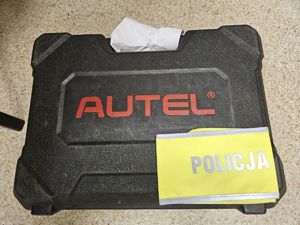 walizka zawierająca profesjonalny skaner diagnostyczny wraz z okablowaniem, osprzętem i kluczami