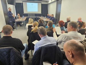 Policjanci z Ostrołęki spotkali się z mieszkańcami gminy Czerwin na debacie społecznej, by rozmawiać o cyberbezpieczeństwie