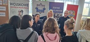 Policjanci z Ostrołęki promowali służbę podczas „Dnia Aktywności Zawodowej” w ZSZ nr 2