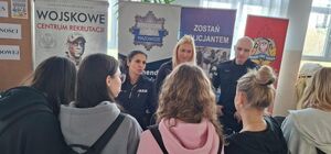 Policjanci z Ostrołęki promowali służbę podczas „Dnia Aktywności Zawodowej” w ZSZ nr 2