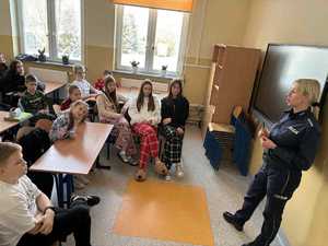 Policjanci z Ostrołęki uczą dzieci i młodzież bezpieczeństwa