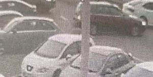 Cofając vw uderzył w zaparkowanego forda i odjechał