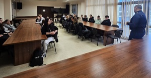 „Dzień z Prewencją” - ostrołęccy policjanci spotkali się z uczniami klas mundurowych