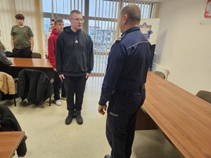 „Dzień z Prewencją” - ostrołęccy policjanci spotkali się z uczniami klas mundurowych