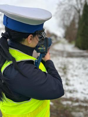 Policjanci kontrolują prędkość