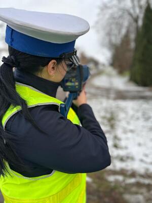 Policjanci kontrolują prędkość