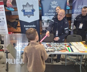 Policjanci promują swoją służbę na stoisku podczas WOŚP