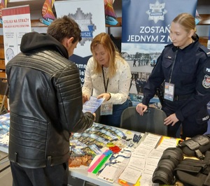 Policjanci promują swoją służbę na stoisku podczas WOŚP