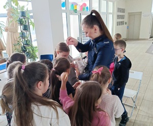 Ostrołęccy policjanci uczą jak bezpiecznie spędzać ferie