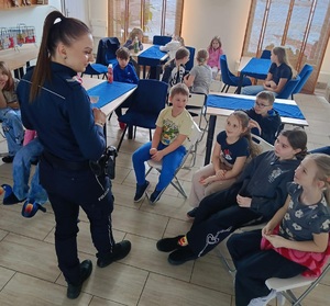 Ostrołęccy policjanci uczą jak bezpiecznie spędzać ferie