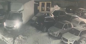 Kierowca dostawczego Iveco uderzył w zaparkowanego Mercedesa