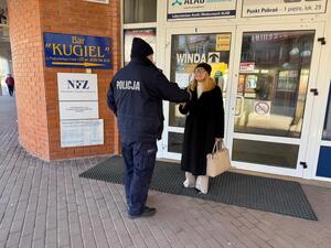 Policjanci wręczają kwiaty i odblaski z okazji Dnia Kobiet