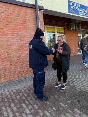 Policjanci wręczają kwiaty i odblaski z okazji Dnia Kobiet