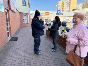 Policjanci wręczają kwiaty i odblaski z okazji Dnia Kobiet