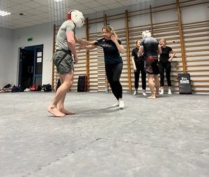 Kolejny trening za uczestniczkami kursu „Bądź bezpieczna”