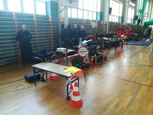 Stoisko policyjne ze sprzętem wykorzystywanym na co dzień w służbie i trenażerem strzeleckim.