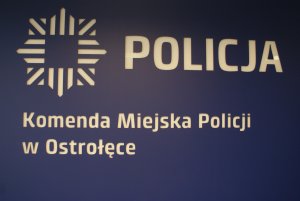 logo policja i napis Komendy Miejskiej Policji w Ostrołęce