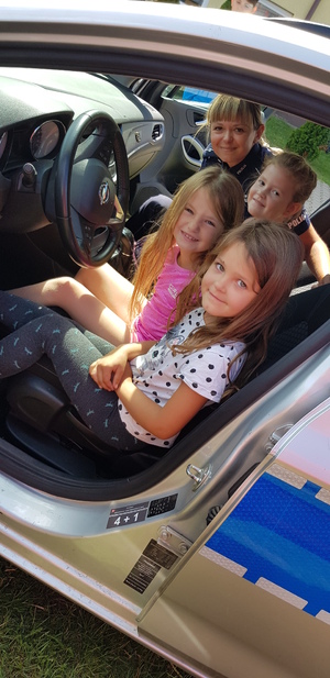 mł. asp. Aneta Waracka z dziećmi podczas festynu w msc. Zalas gmina Łyse - 15.08.2019 r