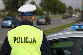 Zdjęcie poglądowe, policjant w białej czapce i  kontroluje ruchu drogowy.
