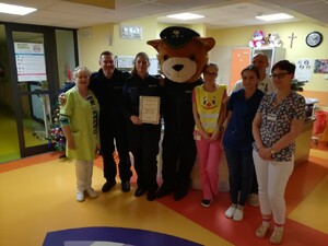 Komisarz Kurpik z wizytą w szpitalu (1)