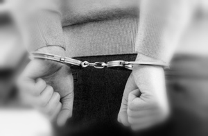 Zdjęcie poglądowe - osoba w kajdankach