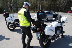 Zdjęcie poglądowe: policjanci ma motocyklach prowadzą kontrolę pojazdu