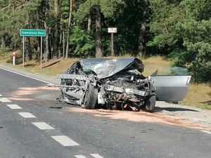 Zdjęcie samochodu osobowego marki Nissan uczestniczącego w wypadku drogowym w dniu 18 września 2020 roku w miejscowości Szwendrowy Most.
