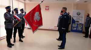 podinspektor Krzysztof Szymański żegna się, a nadkom. Andrzej Rydzewski wita się ze Sztandarem Komendy Miejskiej Policji w Ostrołęce.