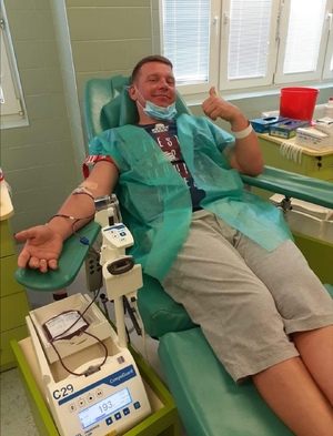 podkomisarz Tomasz Chrzanowski - Kierownik Rewiru Dzielnicowych Wydziału Prewencji Komendy Miejskiej Policji w Ostrołęce oddający krew podczas jednej ze zbiórek krwi