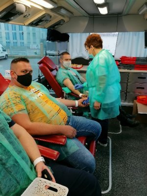 Mieszkańcy Ostrołęki podczas oddawania krwi